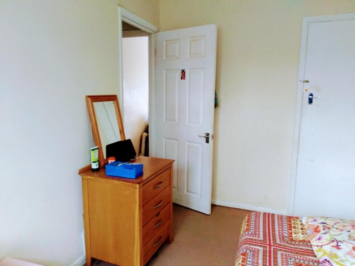 Comfortable Double Bedroom In London Hornchurch Buitenkant foto