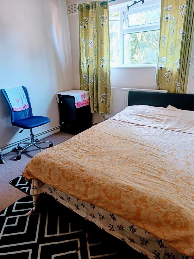 Comfortable Double Bedroom In London Hornchurch Buitenkant foto